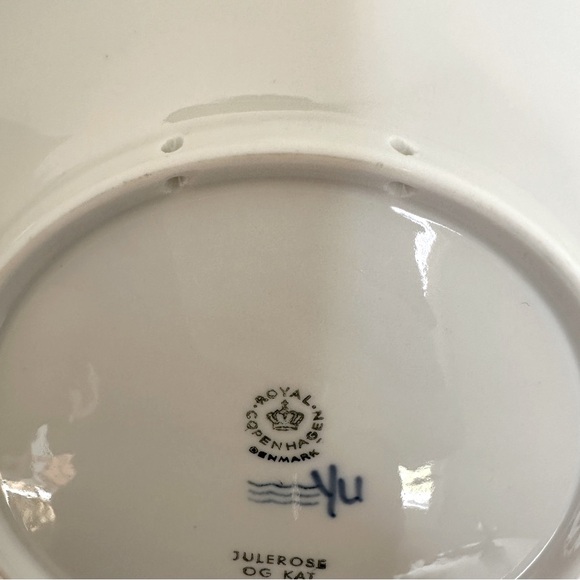 Royal Copenhagen 1970 Annual Plate Christmas Rose and Cat Denmark Blue White - Picture 12 of 13